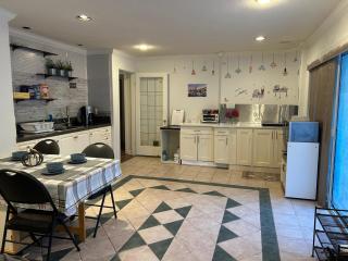 MARY's HOUSE CLOSE TO YVR, DOWNTOWN, UBC - 3