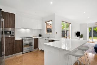 Mia's Place Modern Pet friendly Geelong West stay - 8