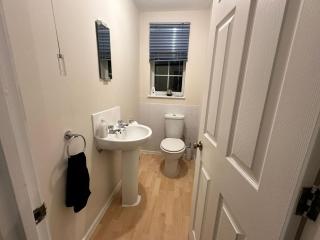 Modern Huddersfield Stay - Garden & Parking - Suitable for Contractors - 6