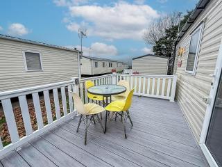 Great 8 Berth Caravan For Hire At Seawick Holiday Park In Essex Ref 27227Sw - 1