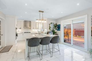 Spacious 5BR Retreat with Private Suite Sleeps 12 - 8