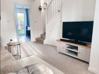 Charming Cotswolds 2 Bed Home w Parking - 5