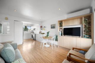 Broadway Escape - Sunny, Designer Beachside Retreat - 4