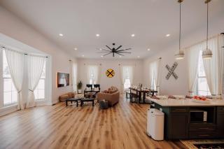 Unique Old Train Station 15 Minutes from Boyne - 3