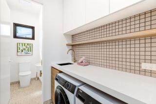 Grandview Luxe- Central Barwon Heads, Brand New, Sleeps 6, Aircon, Parking, WIFI, walk to beach and shops - 5