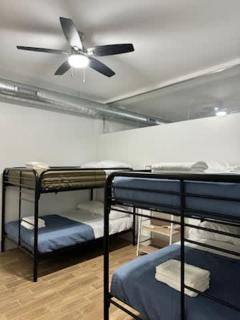 4 Bedroom Sleeps 20 people - 5