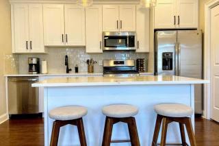 Modern 4 Bedroom Condo in Lakeview - 8