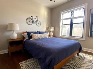 Modern 4 Bedroom Condo in Lakeview - 6