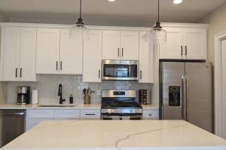 Modern 4 Bedroom Condo in Lakeview - 1