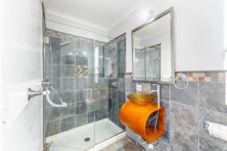 Modern 4 Bedroom Greystone - 5