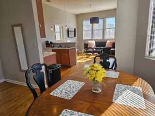 Two Bedroom West Loop - 6