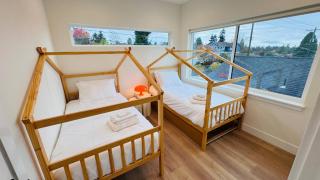 Newly Built 3-Story Home • Parking • Alki Beach - 4