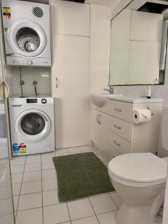 Burleigh Beach Retreat, Refurbished 1BR Apartment, 30m to Beach - 2