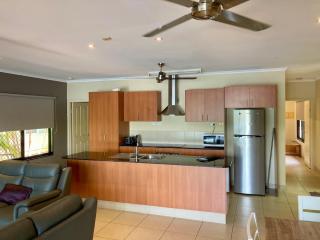 Black Wattle Bungalow 30 Lake Bennett - 2