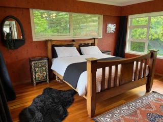 Mount Taranaki Basecamp 4BR Farmhouse & Games Room - 5