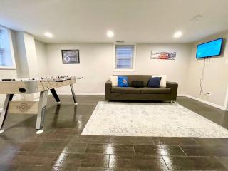 4 Bedroom Home Foosball Table Near Wrigley - 8