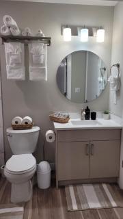 Elegance by Mal and Al Luxury Private Bsmt Suite - 7