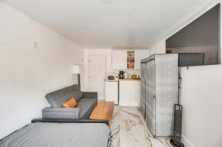 Modern Studio with Pool and Gardens - 8