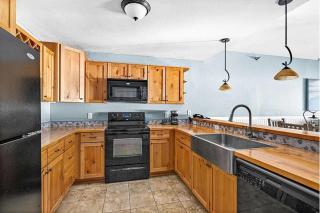 Whispering Pines Lake Views King Suite, 2 Queen Beds, Kitchen and Heated Pools - 8