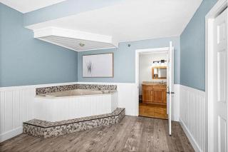 Whispering Pines Lake Views King Suite, 2 Queen Beds, Kitchen and Heated Pools - 6