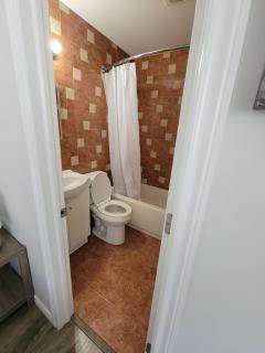 Fully furnished bachelor basement suite in Toronto - 8