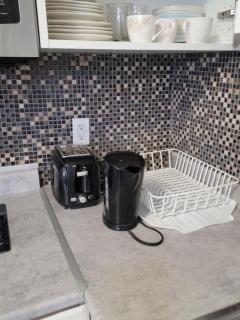 Fully furnished bachelor basement suite in Toronto - 6