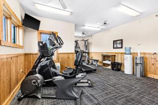 Whispering Pines Lake Views Studio 2 Queen Beds, Heated Pool and Hot Tub - 7