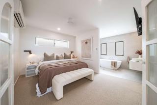 Airlie's Best Views - Luxury Waterfront Villa - 5