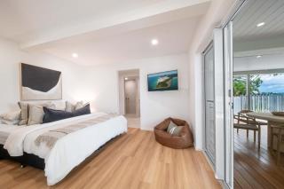 Airlie's Best Views - Luxury Waterfront Villa - 3