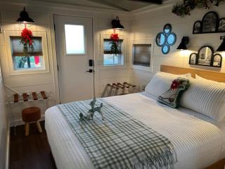 Charming Train Caboose-Sleeps 4-Loft-Firepit - 5