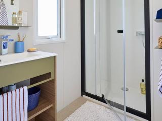 Mobil home confortable avec terrasse à Hyères - API-1-52-1092 - 2