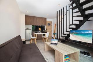 Duplex 1 BR Apt UTL B112 - Direct Pool Access - 8