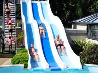 Mobil-home confortable avec terrasse à Saint-Lunaire - API-1-52-1156 - 1