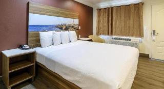 Rodeway Inn Carlsbad - 1