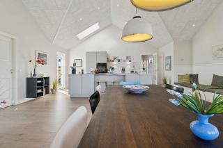 Modern Holiday Home With Sea View For 8 - 5