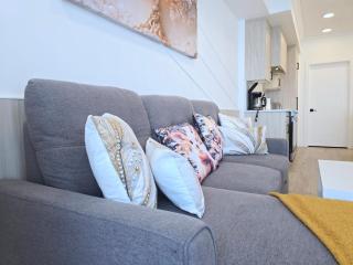 Modern Bright 2BR Condo City View DT Balcony Free Parking In Suite Laundry - 1