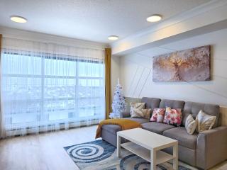 Modern Bright 2BR Condo City View DT Balcony Free Parking In Suite Laundry - 6