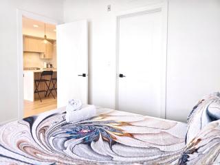 Family Modern 1BR and Den Condo - Apartment with City View, Downtown, Balcony, Free Parking & In-Suite Laundry! - 1