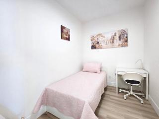 Family Modern 1BR and Den Condo - Apartment with City View, Downtown, Balcony, Free Parking & In-Suite Laundry! - 3