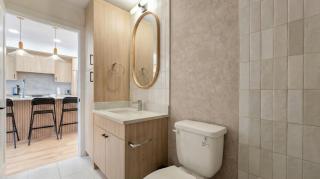 Family Modern 1BR and Den Condo - Apartment with City View, Downtown, Balcony, Free Parking & In-Suite Laundry! - 1