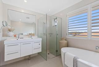 Luxury 4BR Home with River Views at Kareela - 4