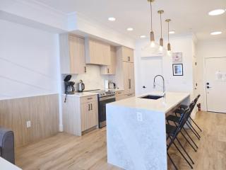 Family Modern 1BR and Den Condo - Apartment with City View, Downtown, Balcony, Free Parking & In-Suite Laundry! - 1