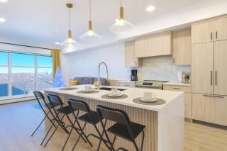 Family Modern 1BR and Den Condo - Apartment with City View, Downtown, Balcony, Free Parking & In-Suite Laundry! - 7