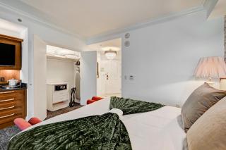 Vintage Lair STUDIO Balcony F1 SPHERE VIEW Tower 3 - 1