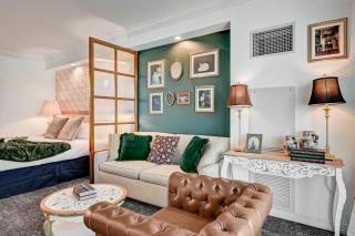 Vintage Lair STUDIO Balcony F1 SPHERE VIEW Tower 3 - 8