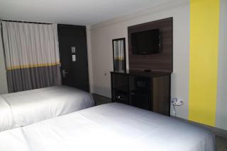 Super 8 by Wyndham Savannah - 3