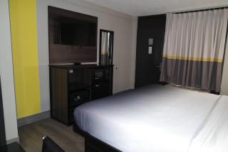 Super 8 by Wyndham Savannah - 4