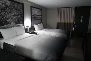 Super 8 by Wyndham Savannah - 1