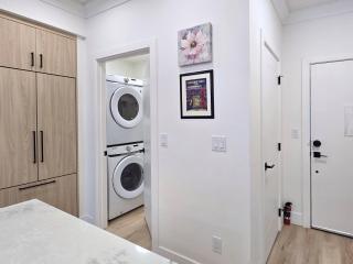 Family Modern 1BR and Den Condo - Apartment with City View, Downtown, Balcony, Free Parking & In-Suite Laundry! - 1