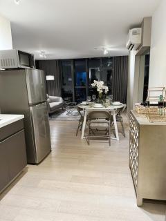 New Modern Luxurious 1 Bedroom Condo with WIFI and Netflix - 5